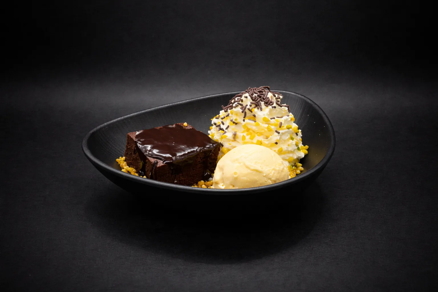 Schokoladen Brownie mit Eis und Schlagobers